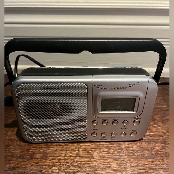 Silver Portable FM/AM Radio - Picture 9 of 11
